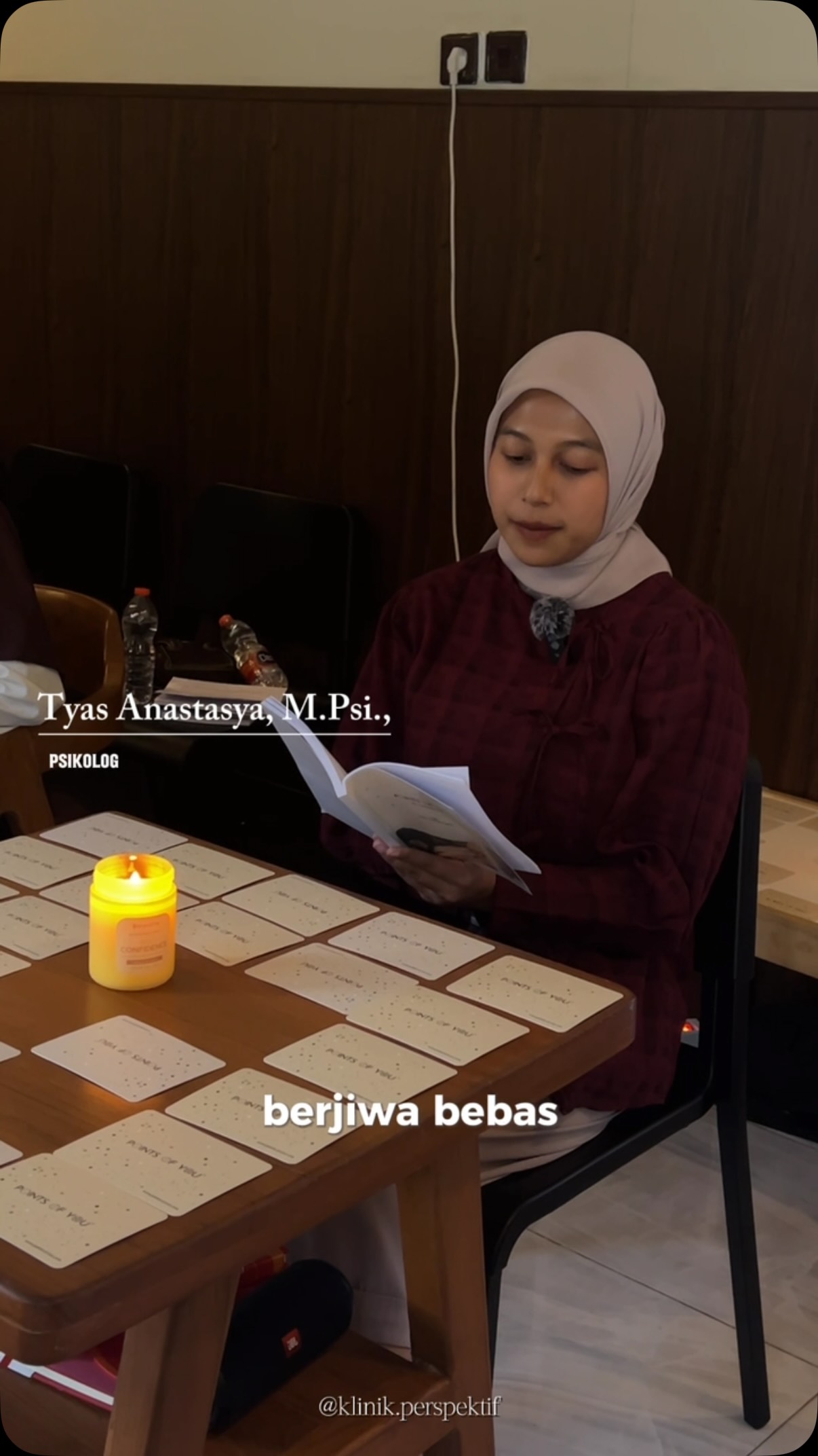 Psikolog memandu sesi refleksi diri dengan Points of You Cards di ruang healing Klinik Perspektif